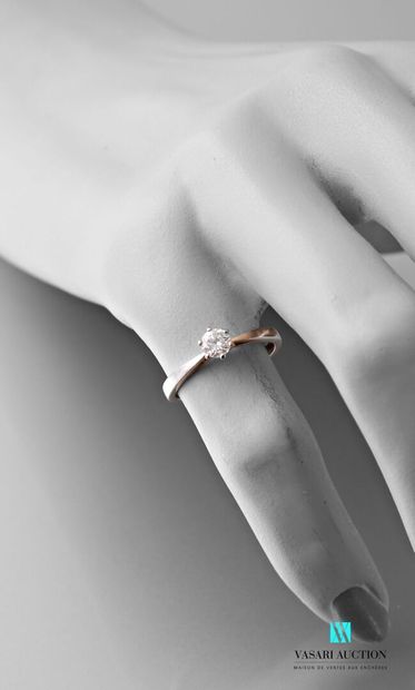 null Ring in platinum 850 thousandth set with a solitaire brilliant of approximately...