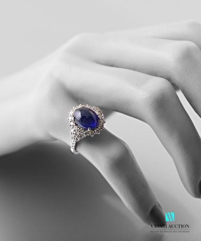 null Ring in white gold 750 thousandth centered of a sapphire treated of size cabochon...