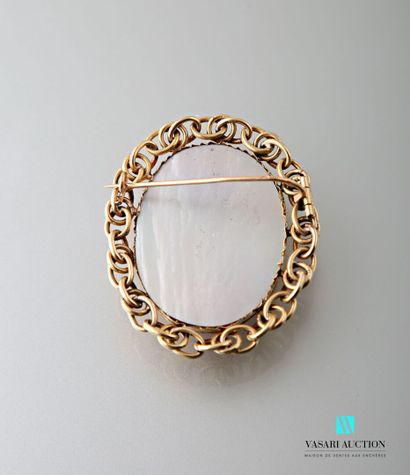 null Oval brooch in yellow gold 750 thousandths decorated with a cameo on cornaline...