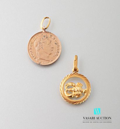 null Two round pendants in gold 585 thousandths: an imitation of 10 francs coin and...