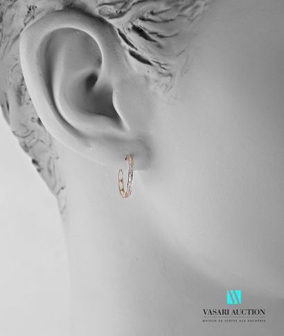 null Pair of earrings creoles in white gold 750 thousandth set with baguette diamonds.
Gross...