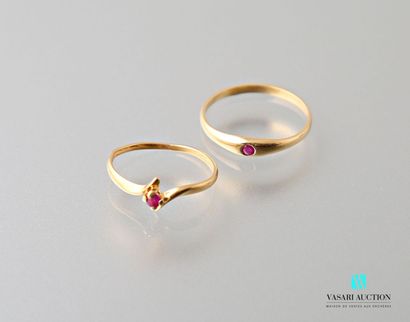 null Two rings in yellow gold 750 thousandth and small rubies 
Weight : 1,9 g - Finger...