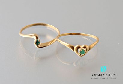 null Two rings in yellow gold 750 thousandth and emeralds 
Weight : 1,7 g - Finger...