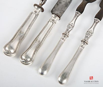 null Lot in silver plated metal including a cutlery service, the handle violoné hemmed...