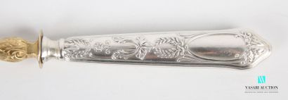 null Strawberry spoon, the handle in silver decorated with nets is finished by a...