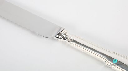 null Bread knife, the handle in silver hemmed with fillets, the saw blade in stainless...