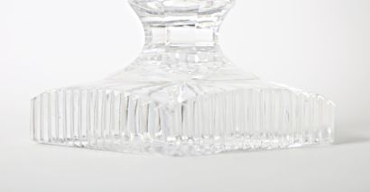 null SAINT LOUIS, attribué à
Vase en cristal taillé de forme balustre, la base carrée...