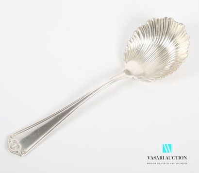 null Silver cream spoon, the handle decorated with nets is decorated in its center...