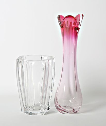 null Lot comprenant un vase en cristal de forme tubulaire à décrochements, Marque...