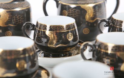 null CHINE
Service à thé en porcelaine à fond noir et à décor traité en dorure de...