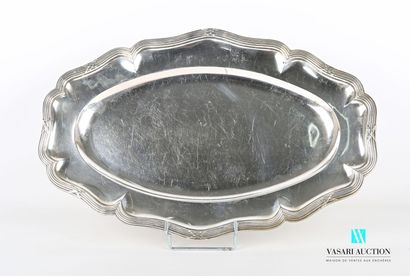 null Oval-shaped silver dish, the border with contours hemmed with nets and crossed...