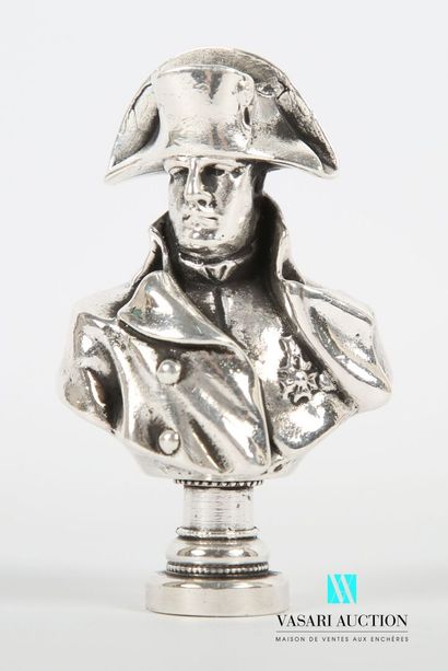 null Cachet aveugle en argent, la prise figurant un buste de Napoléon
Poids : 232,71...