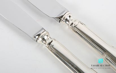 null Cheese knife and butter knife, the handle in silver hemmed with net, the blades...