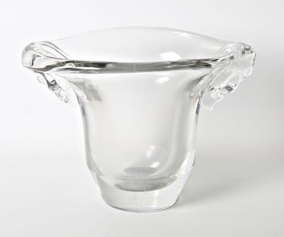 null DAUM
Vase en cristal translucide, les anses simulant des draperies
Signé
(rayures...