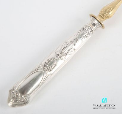 null Strawberry spoon, the handle in silver decorated with nets is finished by a...