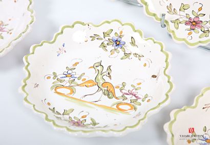 null CABARÉ - MARTRES 
Earthenware cake service treated in polychromy, the polylobed...
