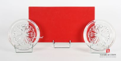 null BACCARAT
Pair of crystal coasters, the umbilicus decorated with a rose 
Stamp...