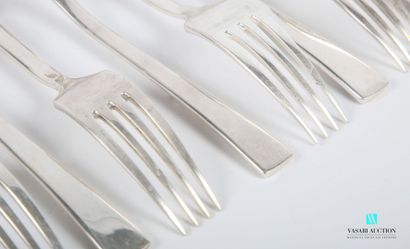 null Partie de ménagère en métal argenté uni comprenant douze fourchettes de table...