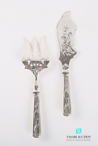 null Fish serving utensil, the handles in filled silver decorated with fluting, blind...