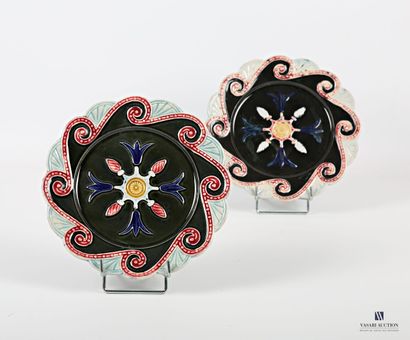null Pair of earthenware dessert plates treated in polychromy presenting a motif...