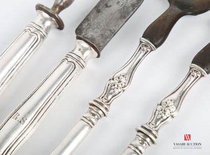 null Lot in silver plated metal including a cutlery service, the handle violoné hemmed...