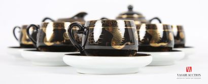 null CHINE
Service à thé en porcelaine à fond noir et à décor traité en dorure de...