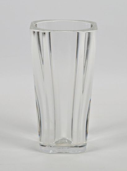 null BACCARAT
Vase in crystal of truncated cone shape with cut sides 
Stamp on the...