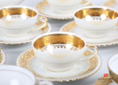 null Service à thé en porcelaine blanche et rehauts dorés à décor de frises d'enroulements...