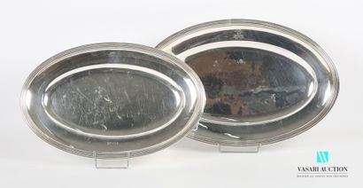 null Suite of two oval dishes in silver plated metal, the wing decorated with a figure,...