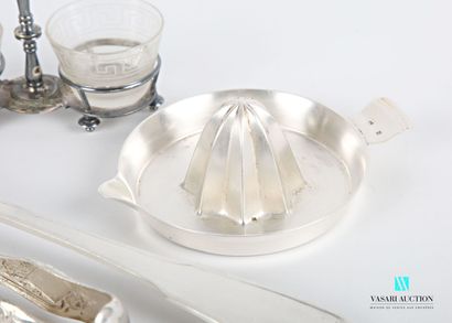 null Lot in silver plated metal including a lemon squeezer, a sugar tongs the plain...
