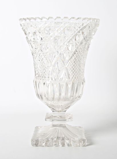 null Lot comprenant un vase sur piédouche en cristal taillé, la base carrée polylobée,...
