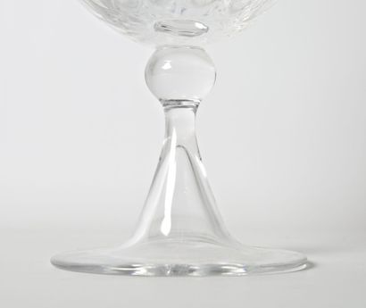 null DAUM 
Crystal cup on pedestal, the body godronnée 
Mark on the foot
(a chip,...