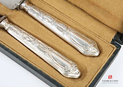null Cutlery service, the silver-plated metal handle is hemmed with nets and presents...