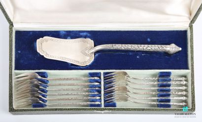 null Silver cake set, the handle decorated with foliage scrolls including a pie server...