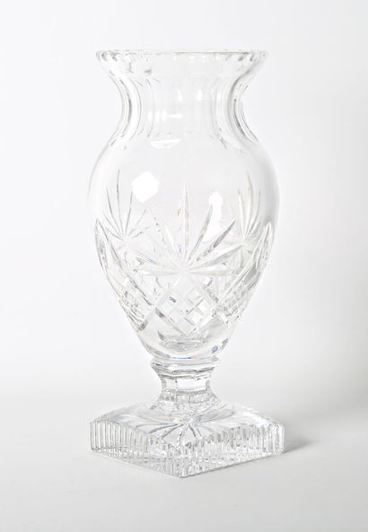 null SAINT LOUIS, attribué à
Vase en cristal taillé de forme balustre, la base carrée...