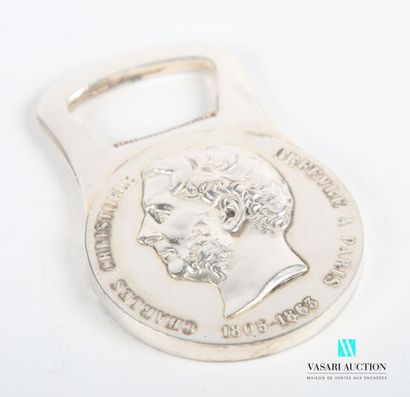 null Silver-plated metal bottle opener, the medal-shaped grip presents on the obverse...