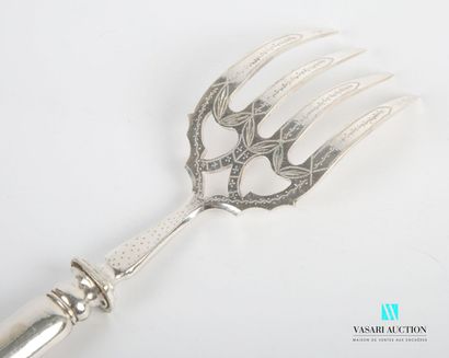 null Fish serving fork, the handle in plain silver with a medallion with a number...