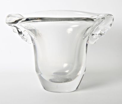 null DAUM
Vase en cristal translucide, les anses simulant des draperies
Signé
(rayures...