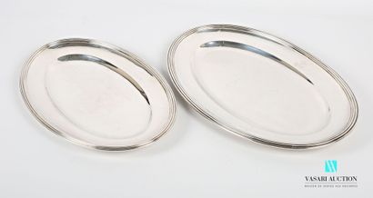 null Suite of two oval dishes in silver plated metal, the wing decorated with a figure,...