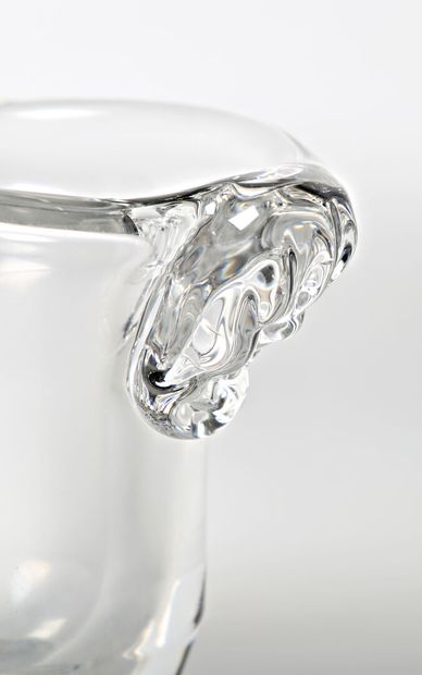 null DAUM
Translucent crystal vase, handles simulating draperies
Signed
(scratches...