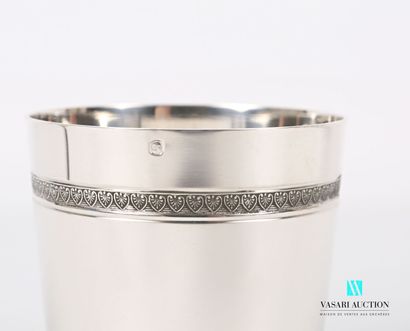 null Silver tumbler of truncated cone shape, the edge is hemmed with a frieze of...