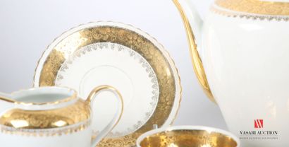 null Service à thé en porcelaine blanche et rehauts dorés à décor de frises d'enroulements...
