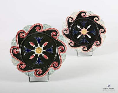 null Pair of earthenware dessert plates treated in polychromy presenting a motif...
