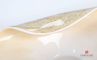 null Multilayered glass bowl treated in polychromy simulating a conch.
Height : 15...