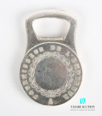 null Silver-plated metal bottle opener, the medal-shaped grip presents on the obverse...
