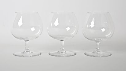 null BACCARAT
Trois verres à cognac sur piédouche de forme ballon en cristal 
Tampon...