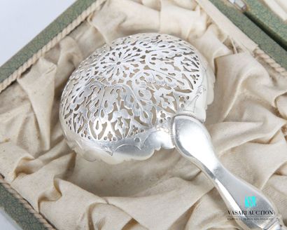 null Spoon to sprinkle, the handle out of silver stuffed 800 thousandths with decoration...