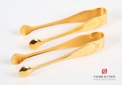 null Pair of gilded metal sugar tongs model Perles, the arms hemmed with a frieze...