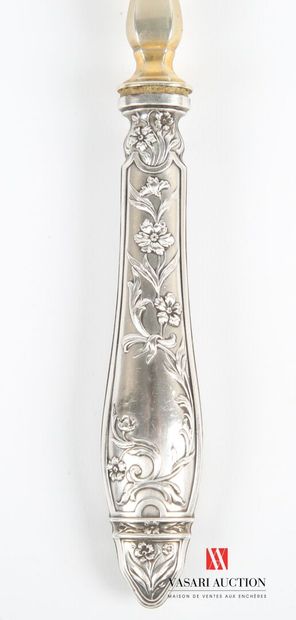null Cream ladle, the silver handle decorated with nets is decorated with flowered...