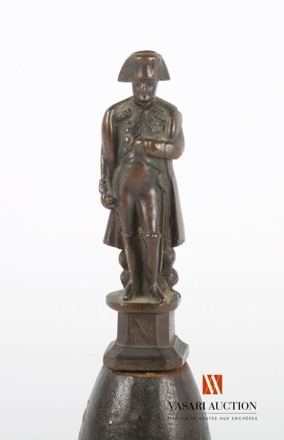 null Sujet en métal bronziné figurant Napoléon surmontant un socle fuselé à cannelures.
Fin...